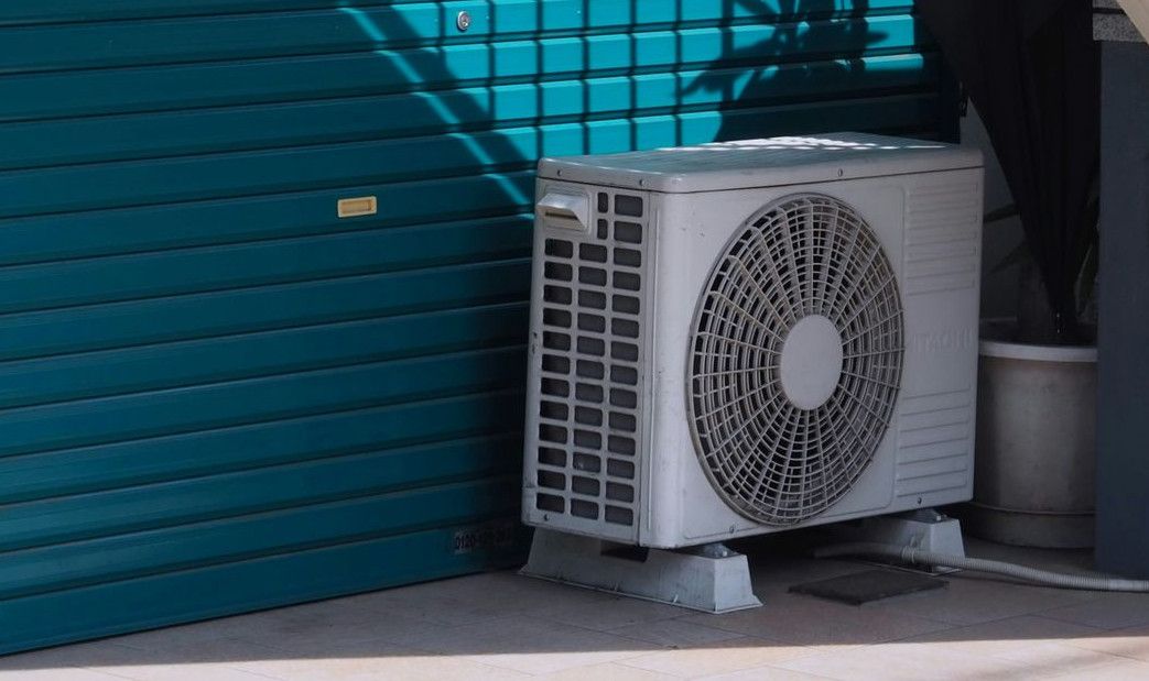 A air conditioner sitting outside of a building